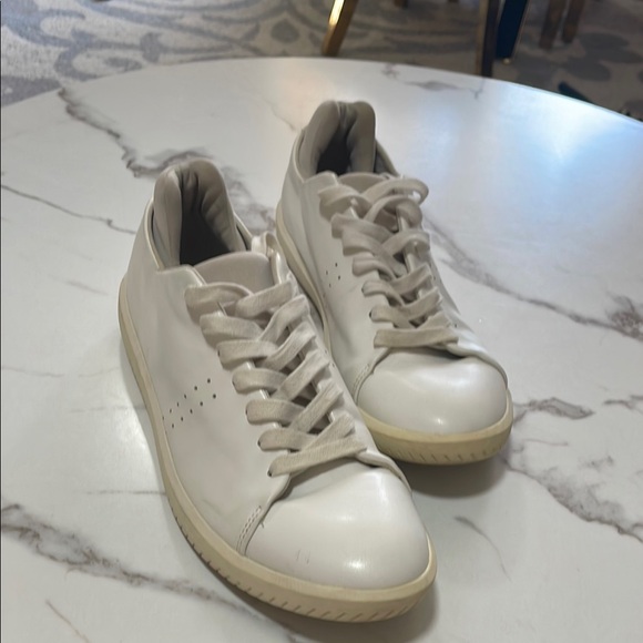 Stradivarius White Sneakers Minimalist Design - Picture 1 of 2